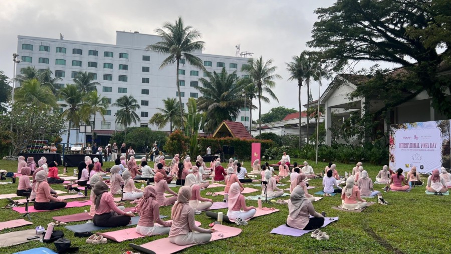 Aryaduta Pekanbaru Ajak Warga Rayakan International Yoga Day Lewat Yoga Massal