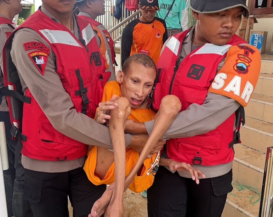Tim SAR Satbrimob Polda Jateng Turun ke Lokasi Longsor Bantu Cari Korban Hiang