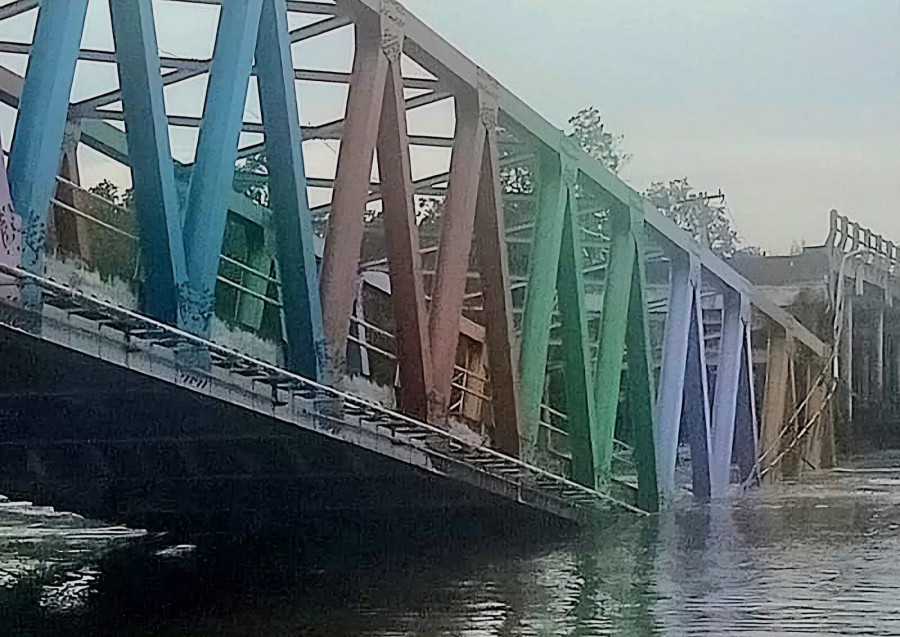Jembatan Sungai Panglima Sampul di Kepulauan Meranti Ambruk