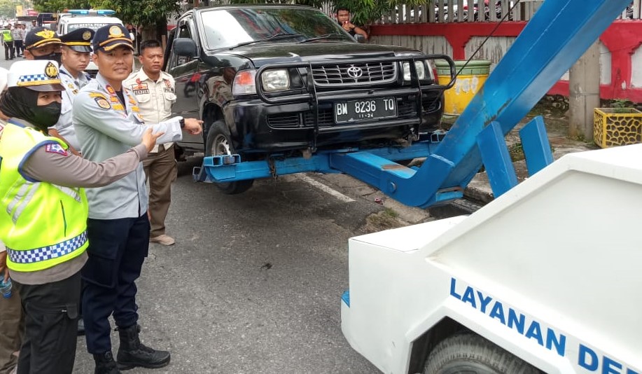 Dishub Pekanbaru Gembosi Ban 25 Kendaraan yang Parkir di Area Terlarang