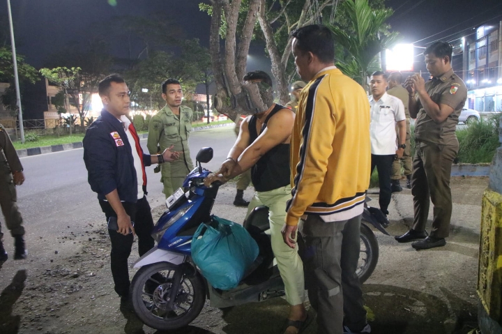 Buang Sampah Sembarangan 4 Warga  Didenda Tim Yustisi Pekanbaru