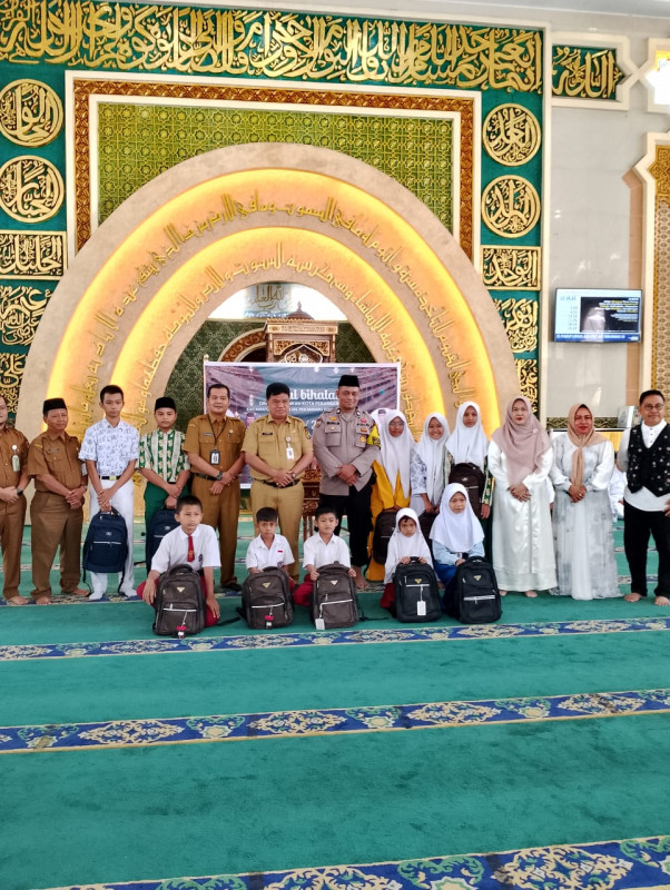 Halal Bi Halal di Mesjid Ar-rahman, Disdik Pekanbaru Serahkan Zakat bagi Puluhan Siswa Tak Mampu