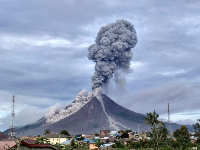 Deretan Gunung Berapi Dengan Status Siaga & Waspada