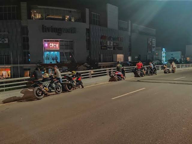 Siap-Siap, Warga yang Nekat Nongkrong di Atas Fly Over akan Ditilang Online