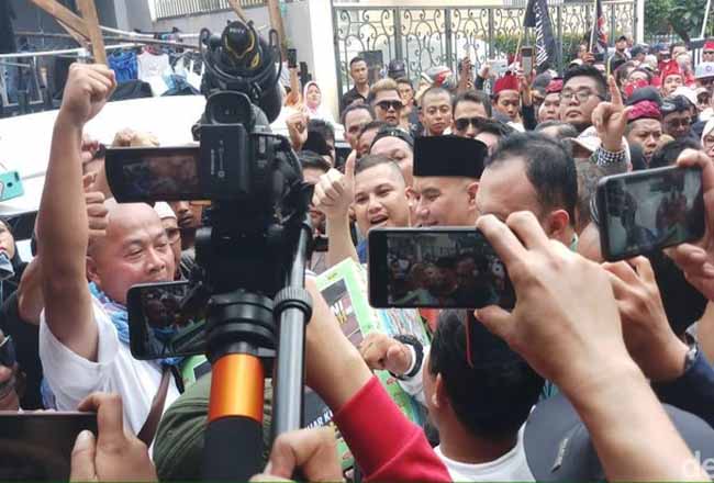 Tiba di Kediamannya, Ahmad Dhani Disambut Ibunda