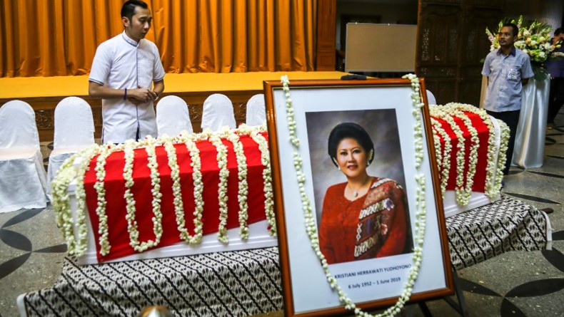 Jenazah Ani Yudhoyono Langsung Dibawa ke Cikeas Dengan Ambulans