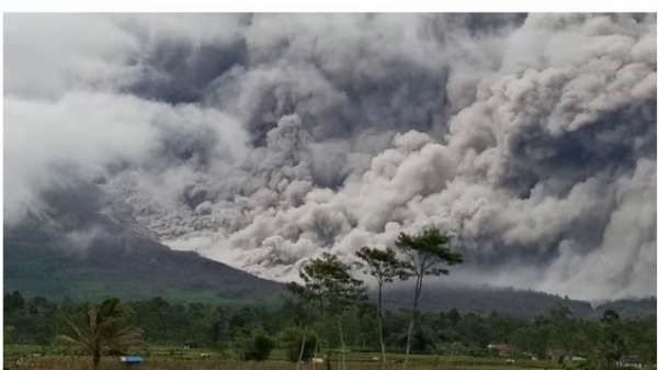 Gunung Semeru Kembali Erupsi, Warga Lari Menyelamatkan Diri