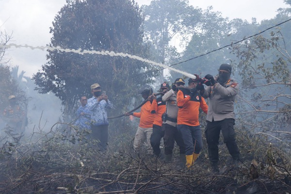 Bupati Meranti Bantu Padamkan Karhutla di Rangsang Barat