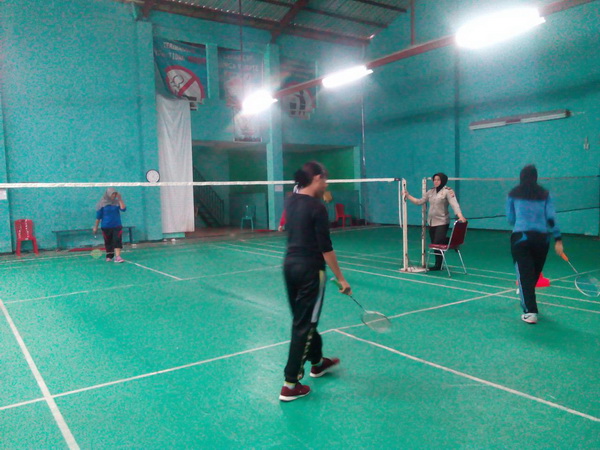 Polwan Jajal Wartawati Main Bulutangkis