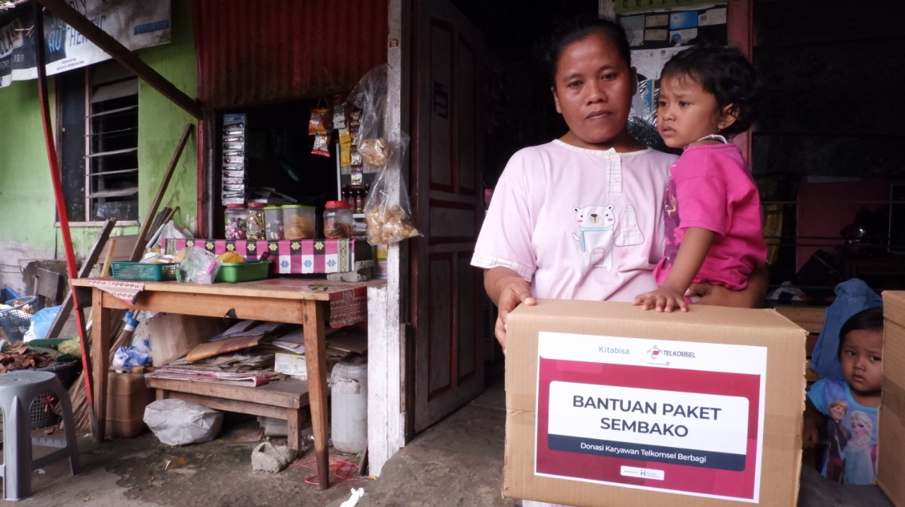 Peduli Masyarakat Terdampak Pandemi Covid-19, Telkomsel Serahkan Bantuan Sembako