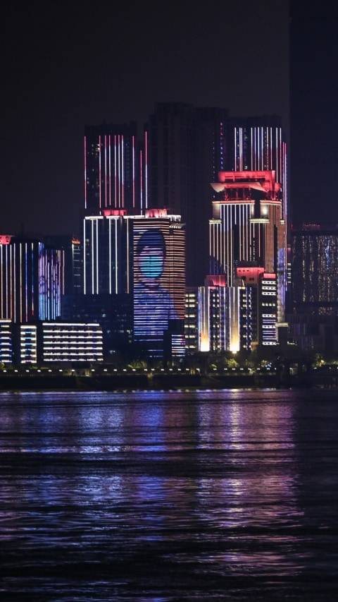 Atraksi Lampu Warna-warni, Tanda Berakhirnya Lockdown di Wuhan