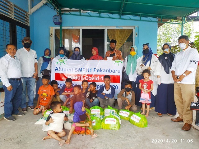 Alumni SMP Negeri 1 Pekanbaru Peduli Covid-19 Bagi Sembako ke Panti Asuhan 