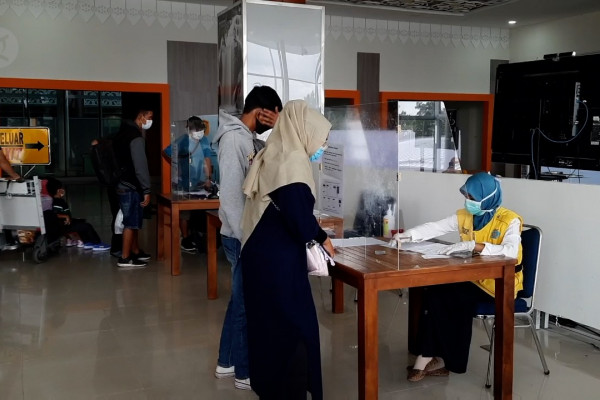 Waduh, 12  Penumpang Pesawat Bandara SSK II  Positif Covid-19