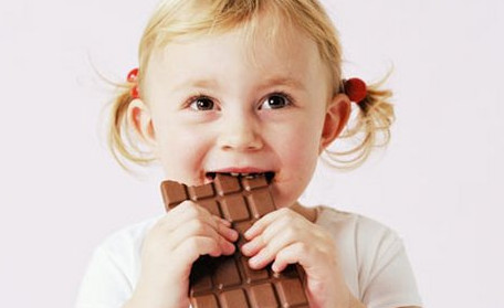 6 Manfaat Sehat Makan Coklat Saat Pagi
