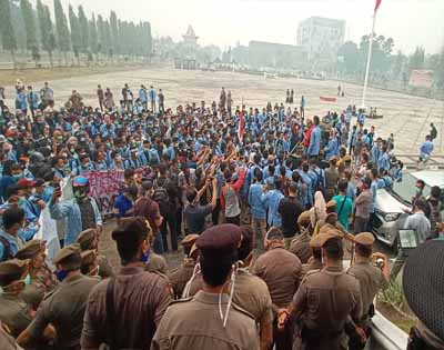 Kabut Asap Makin Parah, Seribuan Mahasiswa Fisip Unri Gruduk Kantor Gubernur Riau