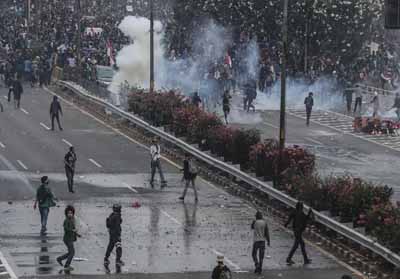 Polda Metro Mengaku Salah: Perusuh Bawa Batu Berlindung Di Mobil Ambulance Pemda DKI