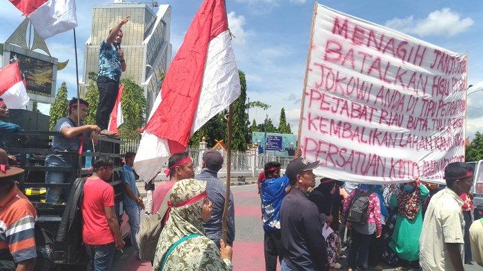 Warga Tapung Hilir Gelar Aksi Di Tugu Zapin Pekanbaru
