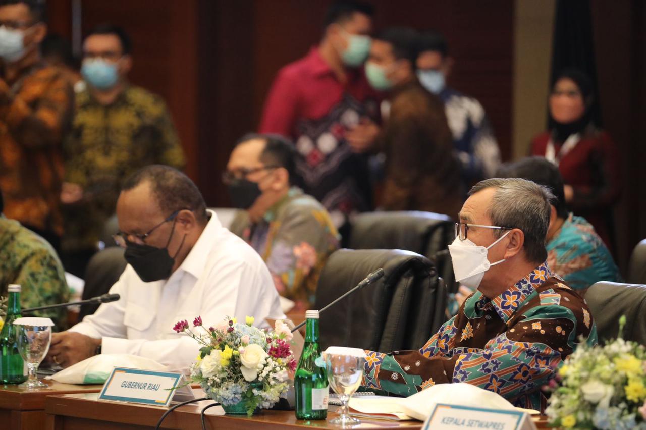 Dihadapan Peserta Rapat KNEKS, Gubri Undang Wapres Hadiri Launching BRK Syariah 