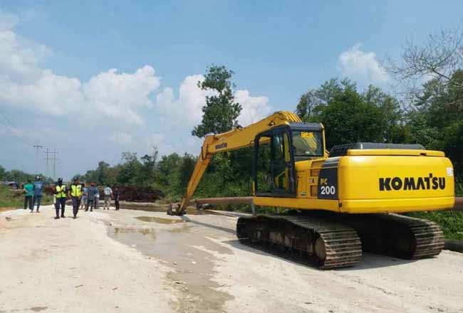 Perbaiki Jalan Amblas di Siak yang Tenggelamkan Truk, Alat Berar Ekskavator Diturunkan