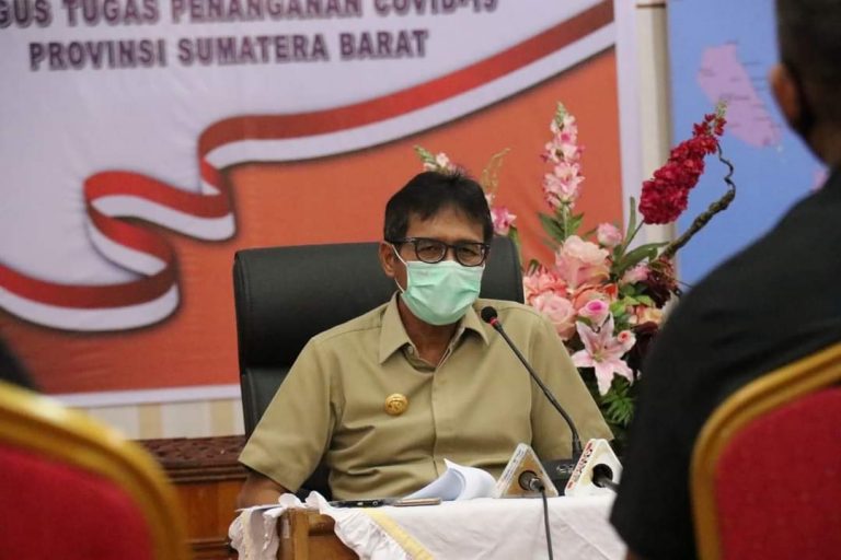 Gubernur Irwan Prayitno Jadi Orang Pertama Disuntik Vaksin Covid-19 di Sumbar
