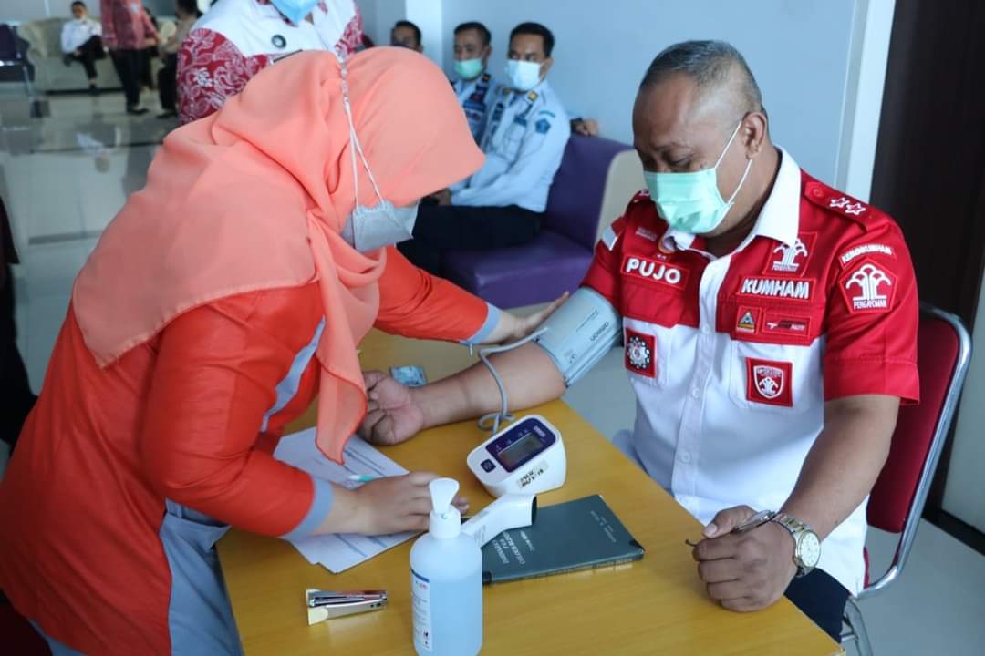 Kakanwil Kemenhumham Riau Lakukan Vaksinasi Booster