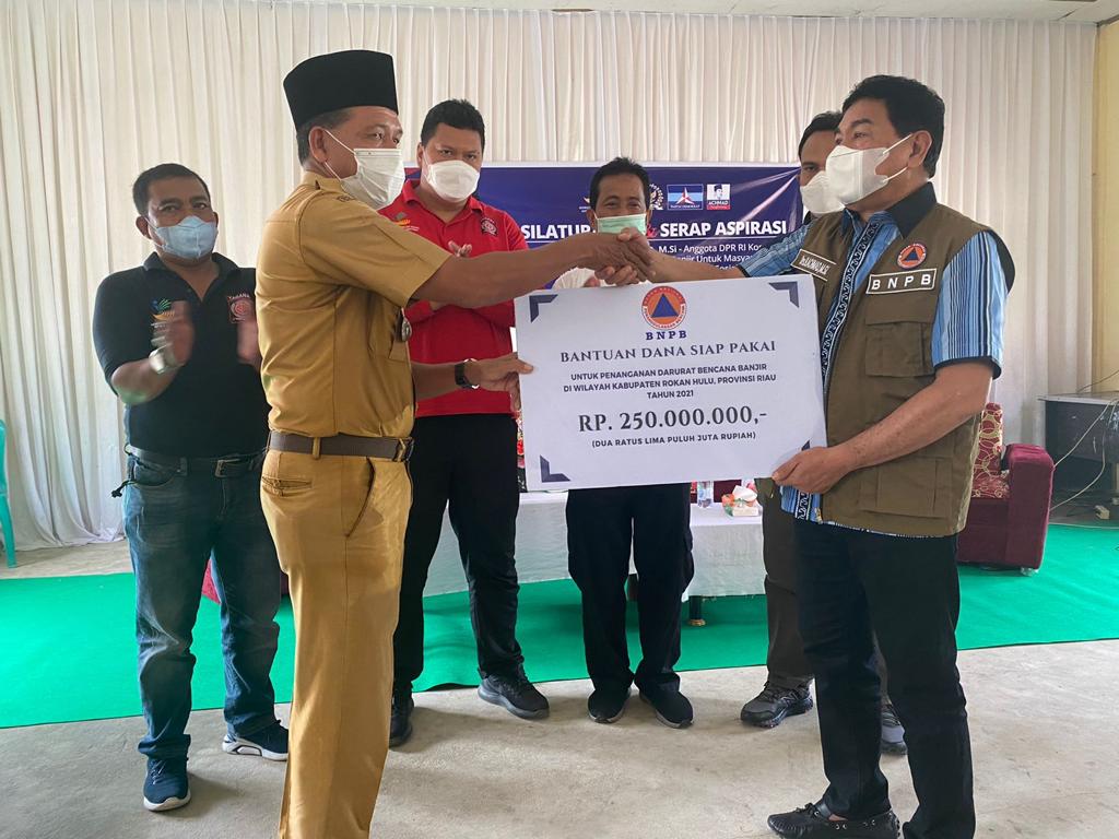 Achmad Serahkan 1.000 Paket Sembako dan Uang Rp250 Juta ke 8 Desa Korban Banjir Rohul
