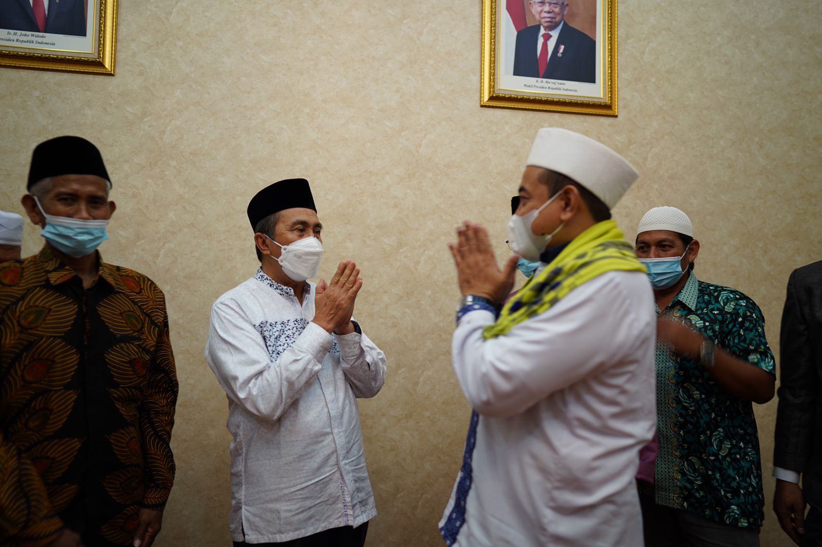 Dikunjungi Pimpinan Ponpes Al-Amien Madura, Gubri Harap Banyak Hafidzh Baru dari Riau
