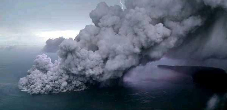 BMKG Himbau Warga Jauhi Pesisir Pantai, Gunung Anak Krakatau Siaga Berpotensi Tsunami