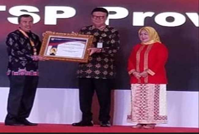 Gubri Terima Penghargaan Pelayanan Prima