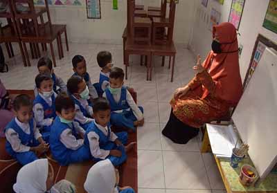 Pekanbaru Masih Diselimuti Kabut Asap, Guru dan Murid Terpaksa Kenakan Masker