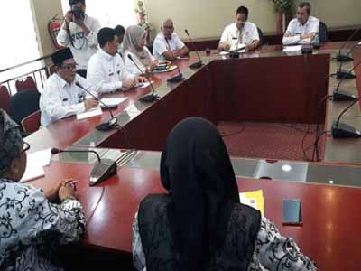 Belasan Guru Provinsi Temui Gubri Sampaikan Lima Tuntutan di Antaranya THR
