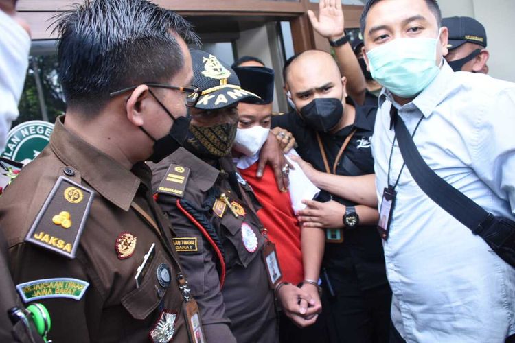 Perkosa 13 Santriwati, Herry Wirawan Dituntut Hukuman Mati