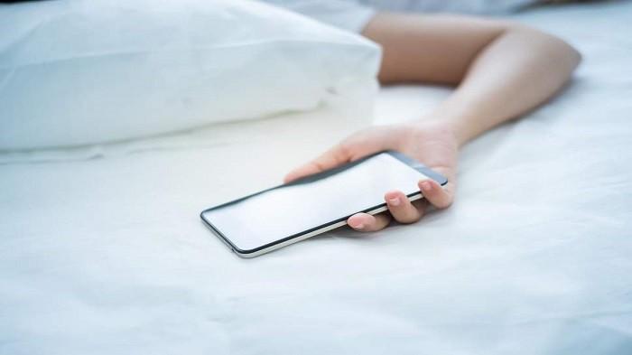 Jangan Tidur Dekat Handphone yang Aktif, Ini Bahayanya