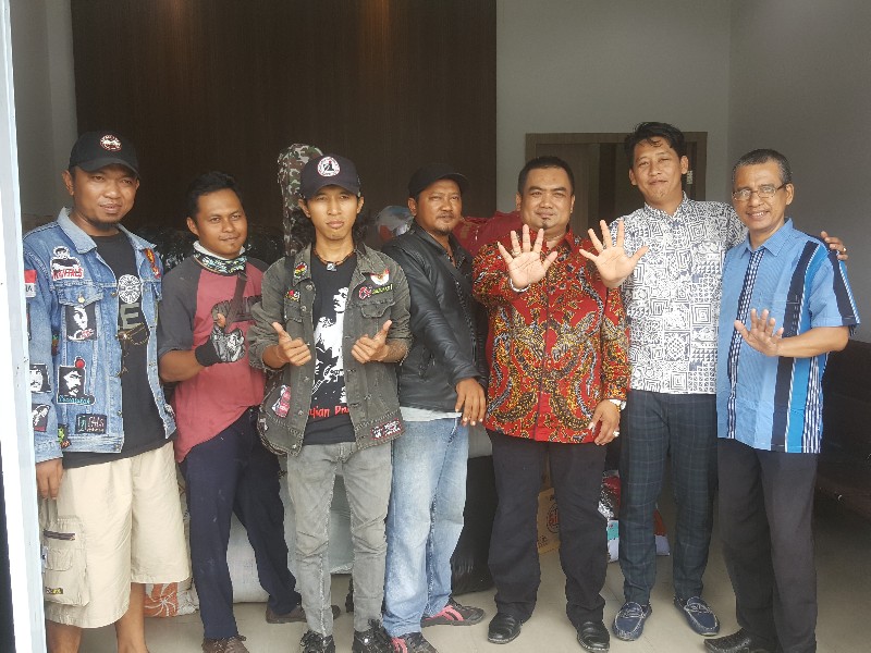 Melalui FPR dan APSI, Pecinta Iwan Fals Sumbang Puluhan Karung Makanan dan Pakaian untuk Palu 
