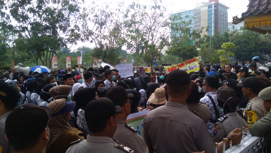 Guru Demo Walikota Terkait Penghapusan Tunjangan Transportasi