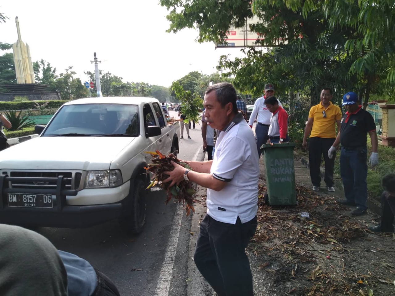 Goro bersama ASN, Gubri Angkat Sampah Tanpa Sarung Tangan