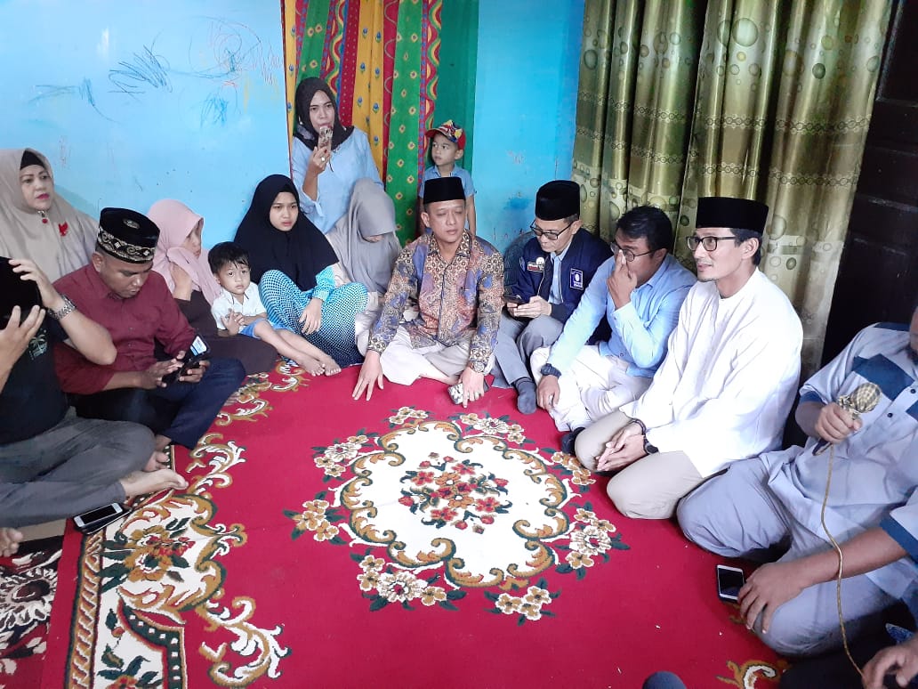 Sandiaga Uno Takziah ke Rumah Petugas KPPS yang Meninggal di Pekanbaru 