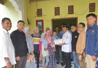 Bawaslu Riau Santuni Petugas Pemilu di Meranti yang Meninggal Dunia 
