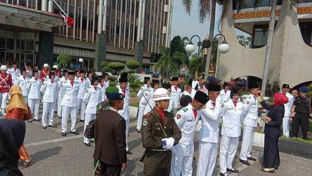 Paskibraka Putri di Kantor Gubernur Riau Pakai Celana Panjang dan Hijab