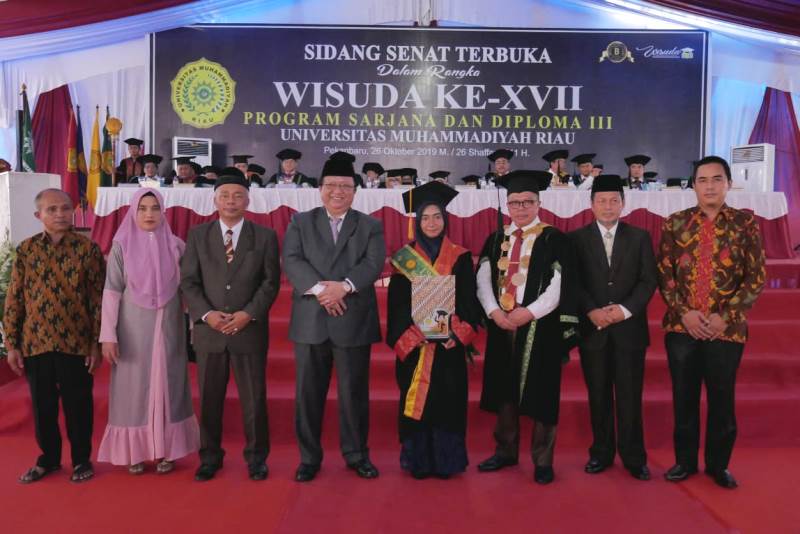 Wisuda UMRI ke-XVII Pecah Rekor, Jumlah Peserta dan Lulusan Cumlaude Terbanyak