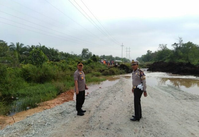 Satu Truk Tenggelam, Tim Gabungan Keluarkan Air dari Jalan Ambruk di Siak