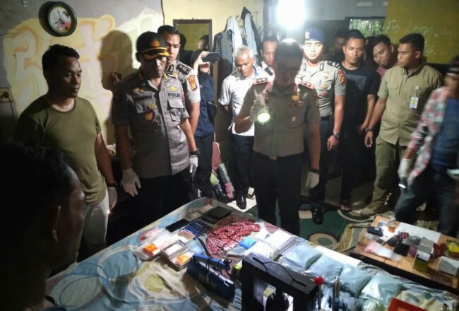 Rumah di Bukit Raya yang Jadi Pabrik Pil Ekstasi Digerebek