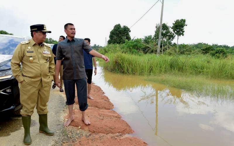Wagubri Serahkan Bantuan ke Warga Terdampak Banjir di Rohul