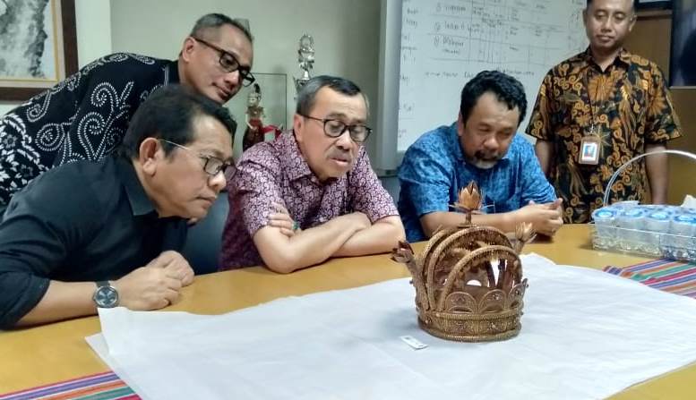 Gubri Saksikan Mahkota Sultan Siak di Museum Nasional