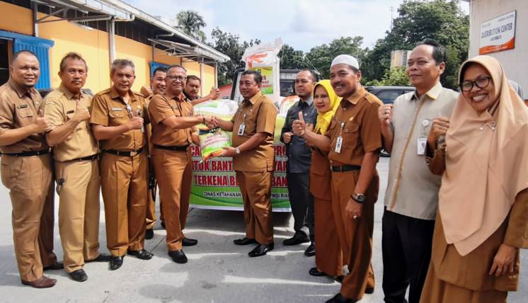 Pemprov Riau Serahkan Bantuan 60 Ton Beras Cadangan Pangan kepada Korban Banjir di 3 Kabupaten