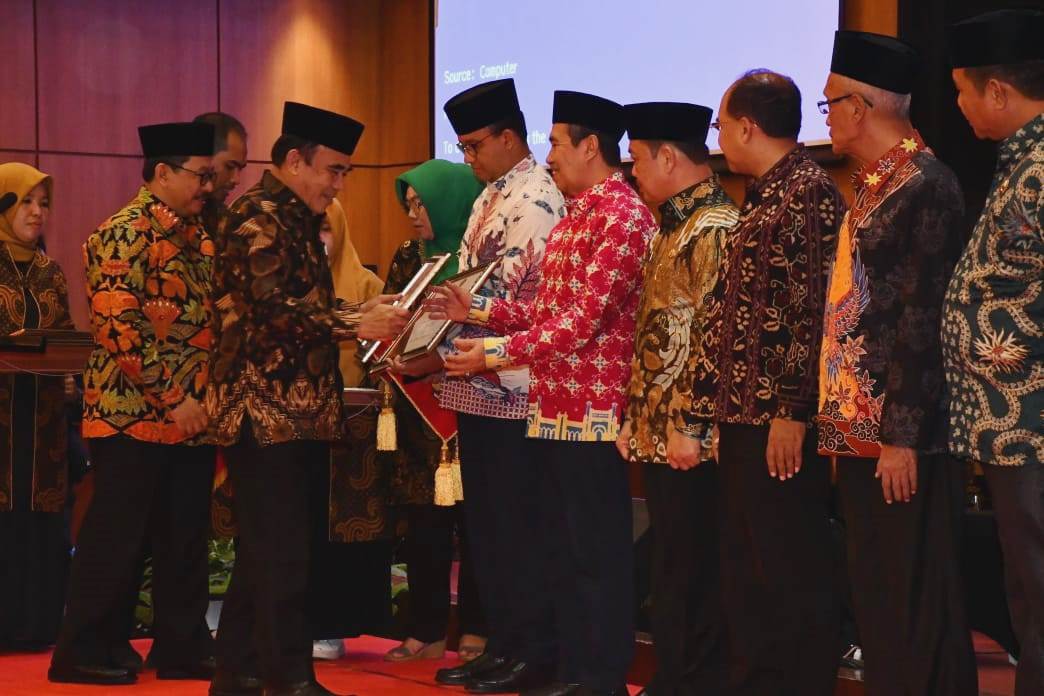 Bersama Gubernur DKI, Syamsuar Terima Penghargaan dari Menag