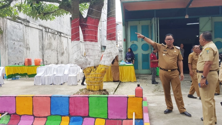 Bupati Suyatno Tinjau Parit Warna Warni Sei Garam Polesan DLH Rohil