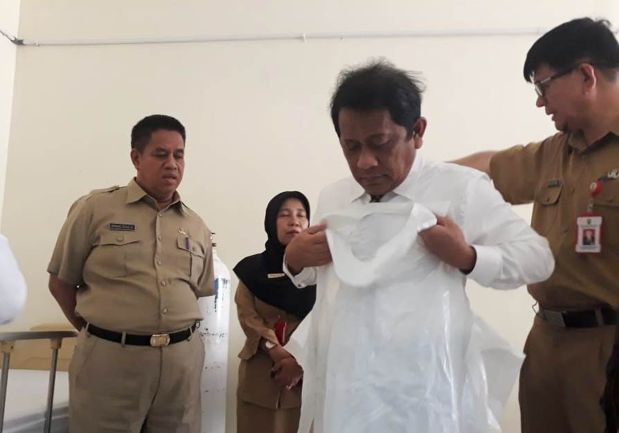 Sekdaprov Riau Sempat Pakai Baju Anti Virus