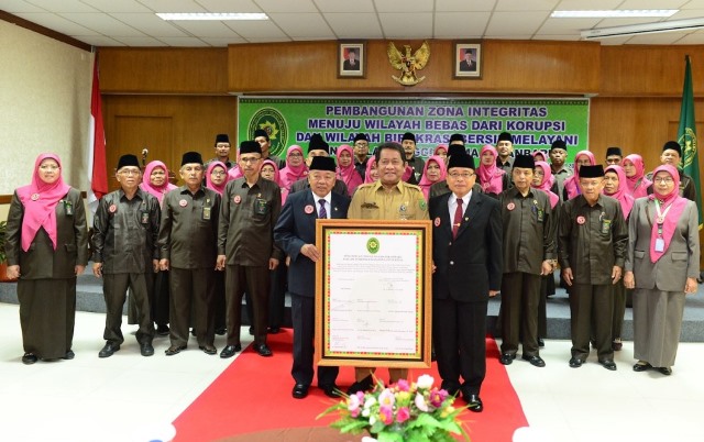 Sekdaprov Tandatangani Piagam Zona Integritas di Pengadilan Tinggi Agama Pekanbaru