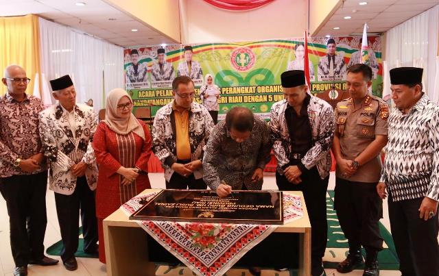 Dinilai Berjasa, Gedung Guru Riau Rusli Zainal di Resmikan